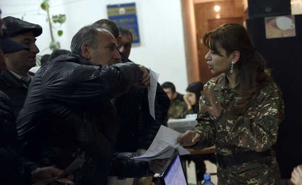 Работники военкоматов сверяют списки военнообязанных и отправляют добровольцев по различным частям. - Sputnik Армения