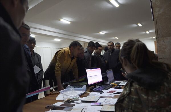 А остальные пока задержитесь в зале: свинцовый апрель глазами очевидца А остальные пока задержитесь в зале: свинцовый апрель глазами очевидца - Sputnik Армения