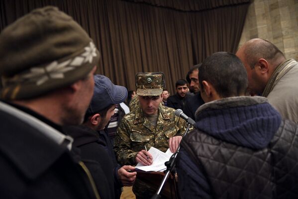 Мужчины призывного возраста записываются добровольцами. - Sputnik Армения