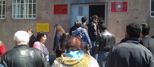 У входа в военный госпиталь им.Мурацана У входа в военный госпиталь им.Мурацана - Sputnik Армения