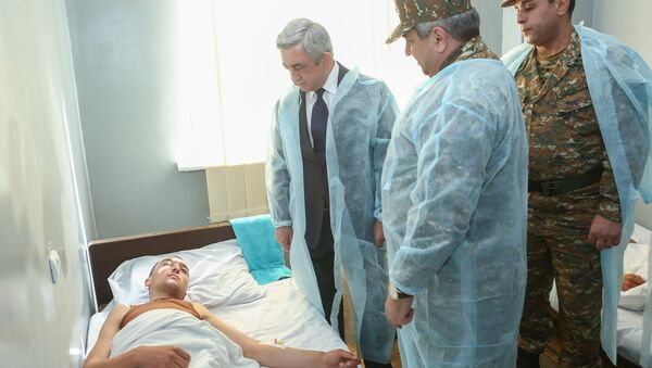 Серж Саргсян навестил солдат, раненных в Нагорном Карабахе - Sputnik Армения