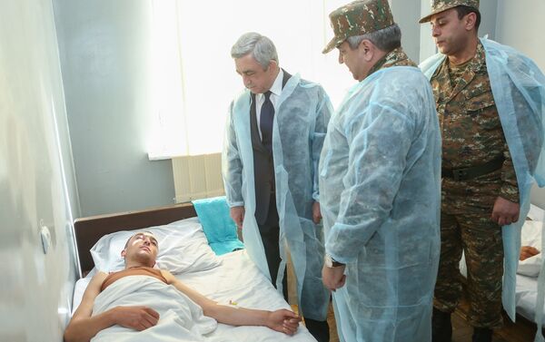 ՀՀ նախագահ Սերժ Սարգսյանն այցելել է Լեռնային Ղարաբաղի հետ շփման գծում մարտական գործողությունների հետևանքով վիրավորված զինծառայողներին - Sputnik Արմենիա