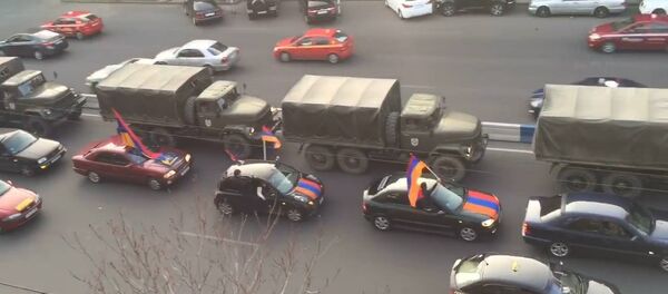 Добровольцы колонной едут в Карабах из Еревана Добровольцы колонной едут в Карабах из Еревана - Sputnik Армения