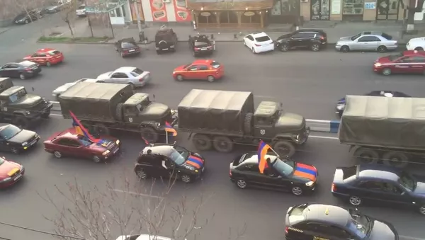 Добровольцы колонной едут в Карабах из Еревана - Sputnik Армения