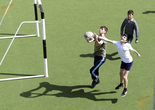 Школьники играют на футбольном поле. - Sputnik Армения