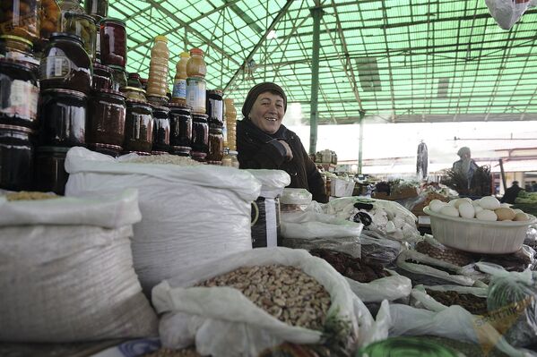 На рынке можно купить местные вкусности. - Sputnik Армения