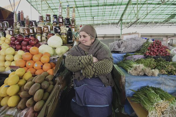 На рынке можно купить продукты местного производства. - Sputnik Армения