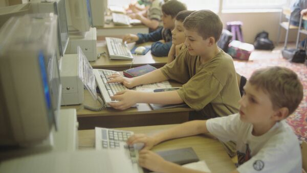 Учащиеся на уроке информатики - Sputnik Армения