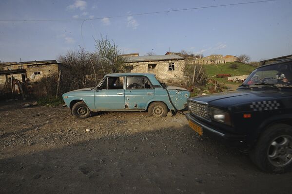 От обстрелов пострадали машины местных жителей - Sputnik Армения
