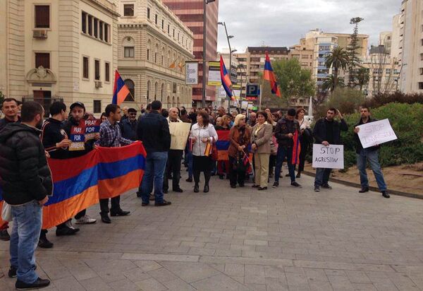 Акция протеста испанских армян против действий Азербайджана - Sputnik Армения