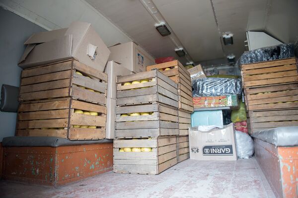 Ереван отправил в Степанакерт гуманитарную помощь Ереван отправил в Степанакерт гуманитарную помощь - Sputnik Արմենիա