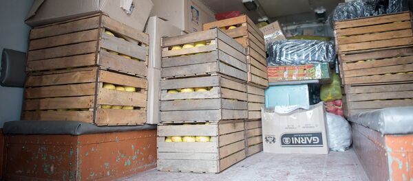 Ереван отправил в Степанакерт гуманитарную помощь Ереван отправил в Степанакерт гуманитарную помощь - Sputnik Արմենիա