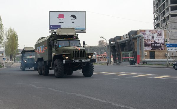 Ереван отправил в Степанакерт гуманитарную помощь Ереван отправил в Степанакерт гуманитарную помощь - Sputnik Արմենիա