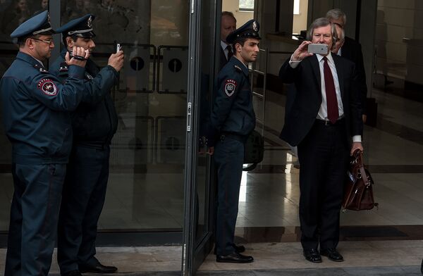 Сопредседатель Минской группы от США Д.Уорлик снимает акцию протеста Сопредседатель Минской группы от США Д.Уорлик снимает акцию протеста - Sputnik Արմենիա