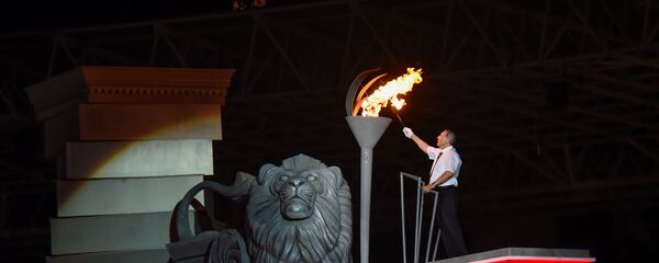 Огонь Шестых Панармянских игр зажег знаменитый гимнаст Альберт Азарян Огонь Шестых Панармянских игр зажег знаменитый гимнаст Альберт Азарян - Sputnik Армения