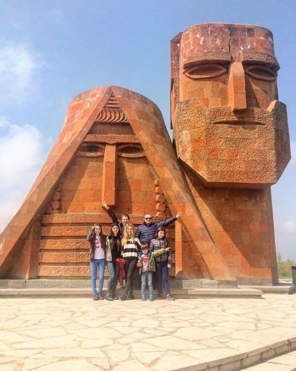 Теван Погосян с семьей Теван Погосян с семьей - Sputnik Արմենիա