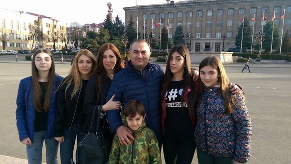 Теван Погосян с семьей в Карабахе - Sputnik Армения