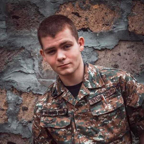 Сын Геворка Гюзеляна, который служит в Карабахе на передовой и от которого несколько дней не было никаких вестей Сын Геворка Гюзеляна, который служит в Карабахе на передовой и от которого несколько дней не было никаких вестей - Sputnik Արմենիա