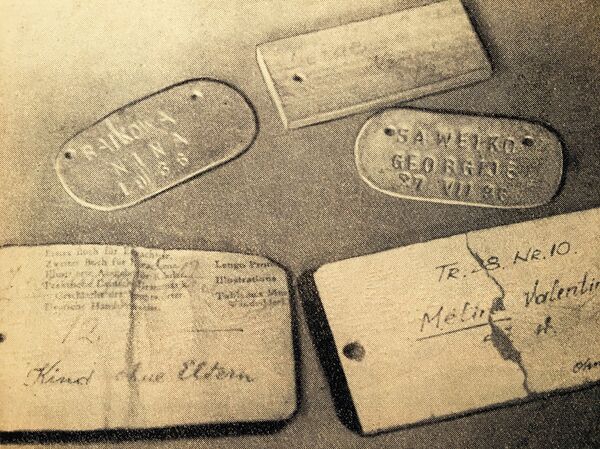 Бирки для детей, отнятых у родителей. На них носились имя, фамилия, возраст ребенка. Дети, играя бирками, часто путали их. - Sputnik Армения