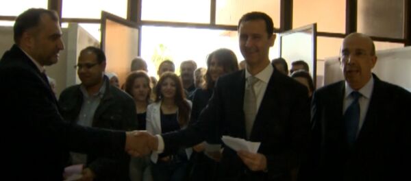 СПУТНИК_Асад с женой пожали руки сирийцам после голосования на парламентских выборах СПУТНИК_Асад с женой пожали руки сирийцам после голосования на парламентских выборах - Sputnik Армения