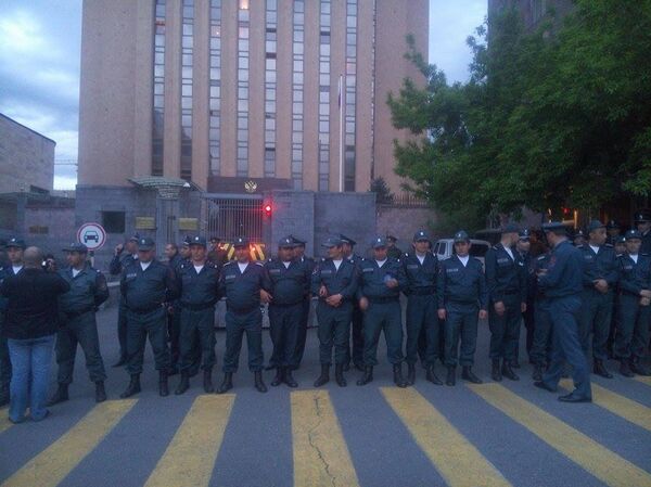 Акция протеста в Ереване у посольства России против продажи Россией оружия Азербайджану Акция протеста в Ереване у посольства России против продажи Россией оружия Азербайджану - Sputnik Արմենիա