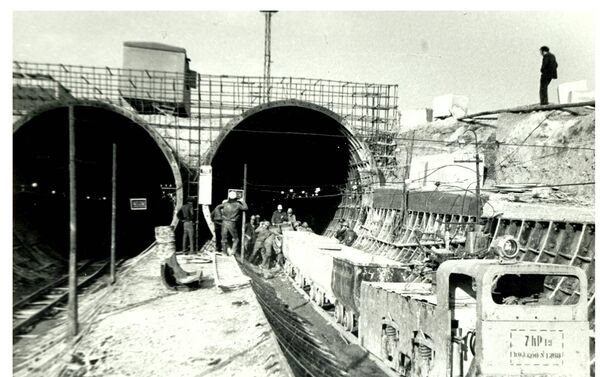 Строительство метрополитена недалеко от мельницы, 1979 год - Sputnik Армения