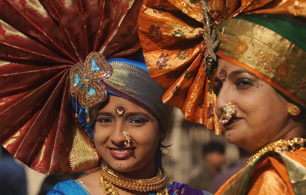 Ավանդական հանդերձանքով հնդկուհին մասնակցում է հնդուական Ամանորի տոնակատարությանը: Այդ օրը կանայք և երեխաները տան շքամուտքը զարդարում են ռանգոլիի նրբագեղ նախշազարդերով, որոնց վառ գույները խորհրդանշում են գարնան գեղեցկությունն ու թարմությունը: - Sputnik Արմենիա
