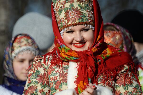 Ռուսական ազգային հագուստով կինը բարեկենդանի տոնակատարության ժամանակ, Սուզդալի փայտե ճարտարապետության թանգարանի տարածքում: Ռուսաստանում կանանց զգեստի հիմնական բաղկացուցիչը երկար վերնաշապիկն էր, որը զարդարում էին եզերազարդերով կամ ասեղնագործ նախշերով, երբեմն մարգարիտներ էին ամրացնում վրան: Իվան Ահեղի ժամանակաշրջանում հարուստ կանայք մեկը մյուսի վրայից երեք զգեստ էին կրում: Մեկ զգեստ հագնելն անպարկեշտություն էր համարվում: Բոյարուհու զգեստը կարող էր 15-20 կգ կշռել: - Sputnik Արմենիա