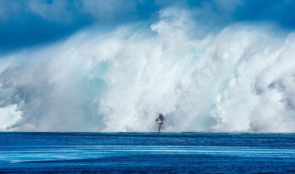 Экстремал в Таити ловит чудовищную волну на мотоцикле Экстремал в Таити ловит чудовищную волну на мотоцикле - Sputnik Армения