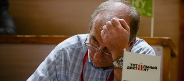 Участник международной акции Тотальный диктант Участник международной акции Тотальный диктант - Sputnik Армения