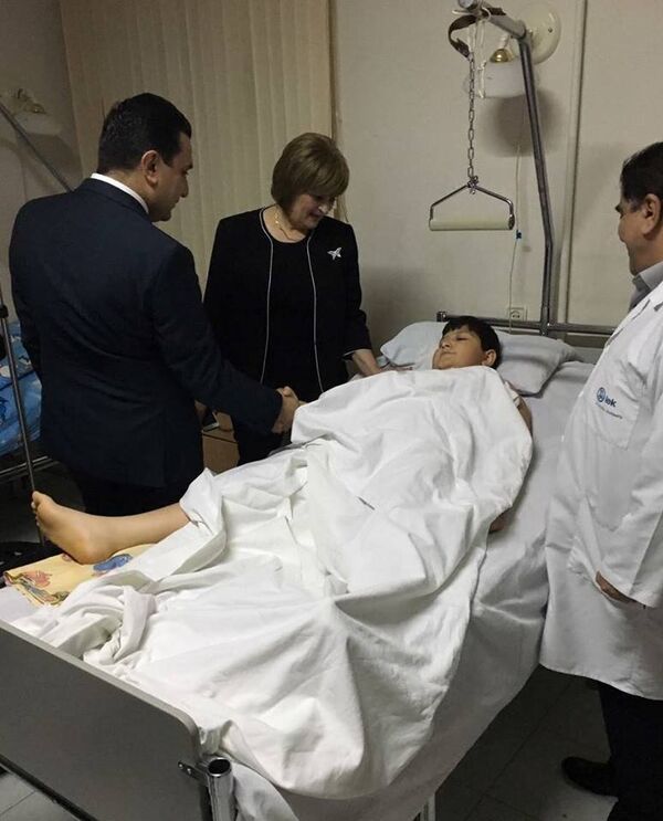 Արմեն Մուրադյանն այցելել է վիրավոր երեխաներին Արմեն Մուրադյանն այցելել է վիրավոր երեխաներին - Sputnik Արմենիա