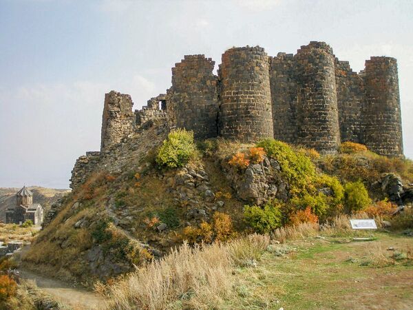 Ամբերդ (Արագածոտնի մարզ), Արագած լեռան հարավային լանջին։ Միջնադարյան բերդաքաղաք և ամրոց։ Կառուցվել է 10-րդ դարում։ Երբեմնի հզոր ամրոցը վերջնականապես ամայացել և իր նշանակությունը կորցրել 14-րդ դարի վերջին` Լենկթեմուրի արշավանքի հետևանքով։ - Sputnik Արմենիա
