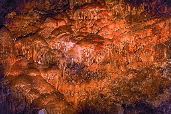Медвежья пещера (Вайоц дзорская область) Самая длинная и глубокая пещера в Армении — Арчери (Медвежья), которую случайно обнаружил местный охотник в 1940-х гг. Глубина изученной части пещеры составляет 700 метров, длина – 3,5 километров. Стены и своды пещеры покрыты 10-сантиметровой корой кристаллов кальцита, на которые местами легли «холодные» карбонатные натеки разной морфологии. - Sputnik Армения