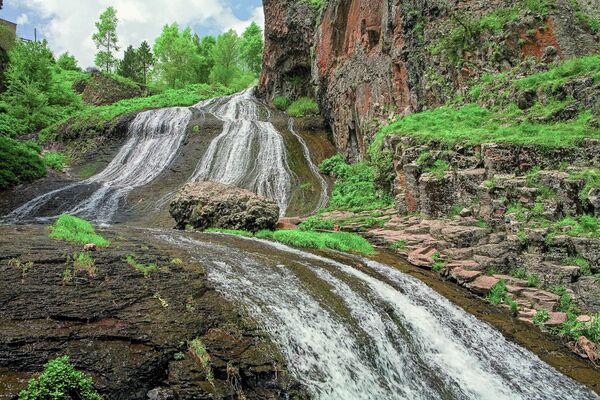 Джермук (Вайоцдзорская область), город Джермук Джермукский водопад - второй по высоте водопад в Армении. Высота водопада составляет 68 метров. Он находится в черте города-курорта Джермук, на расстоянии 200 километров от Еревана, и вливается в реку Арпа. - Sputnik Армения