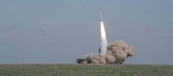 СПУТНИК_Запуск ракеты комплексом Искандер-М и воронка на месте поражения цели СПУТНИК_Запуск ракеты комплексом Искандер-М и воронка на месте поражения цели - Sputnik Армения