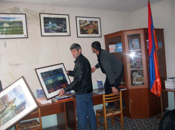 Свернута выставка Уголок Казахстана в сельской библиотеке Свернута выставка Уголок Казахстана в сельской библиотеке - Sputnik Армения