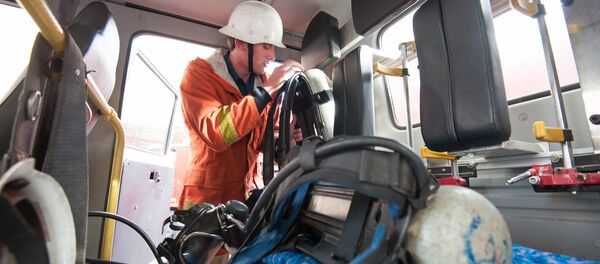 Сотрудники МЧС на месте пожара - Sputnik Армения