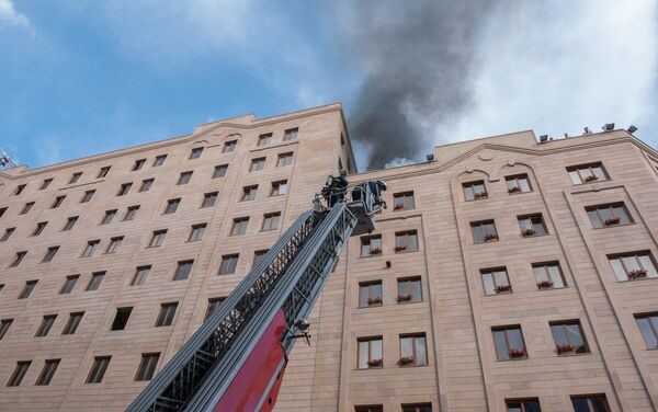 Сотрудники МЧС на месте пожара - Sputnik Армения