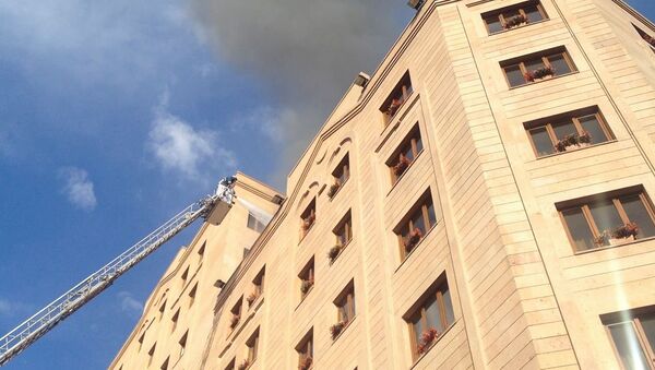 На крыше гостиницы Националь в центре Еревана вспыхнул пожар - Sputnik Армения