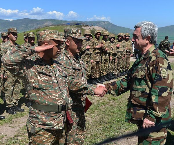 Президент Армении Серж Саргсян награждает военнослужащих Президент Армении Серж Саргсян награждает военнослужащих - Sputnik Армения