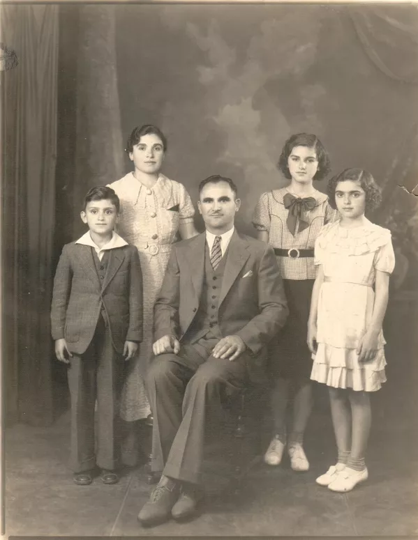 Старшая дочь семьи Агаджанян-Мурадян - Вардуи родилась в 1924 году. Средняя - Нунуфар в 1925 году, а младший - Арташес появился на свет в 1926 году. Старшая дочь семьи Агаджанян-Мурадян - Вардуи родилась в 1924 году. Средняя - Нунуфар в 1925 году, а младший - Арташес появился на свет в 1926 году. - Sputnik Армения