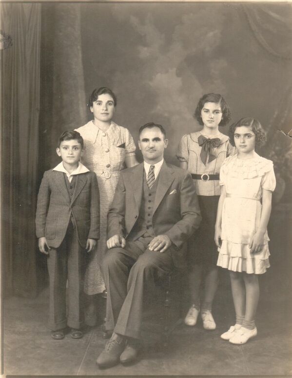 Старшая дочь семьи Агаджанян-Мурадян - Вардуи родилась в 1924 году. Средняя - Нунуфар в 1925 году, а младший -  Арташес появился на свет в 1926 году. - Sputnik Армения