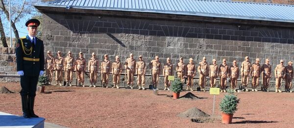 Военнослужащие ЮВО в Армении провели акцию Ёлка Победы и высадили 71 дерево. Военнослужащие ЮВО в Армении провели акцию Ёлка Победы и высадили 71 дерево. - Sputnik Армения