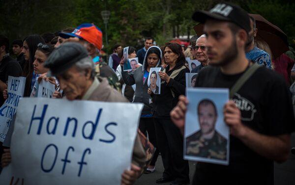 Участники шествия держали в руках фотографии погибши - Sputnik Армения