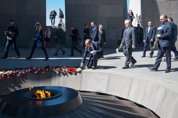 Սերգեյ Լավրովը ծաղիկներ դրեց Ցեղասպանության զոհերի հիշատակը հավերժացնող կրակի մոտ - Sputnik Արմենիա
