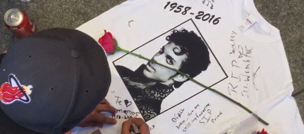 СПУТНИК_Поклонники Принса в память о музыканте танцевали и пели его песни в Нью-Йорке СПУТНИК_Поклонники Принса в память о музыканте танцевали и пели его песни в Нью-Йорке - Sputnik Армения