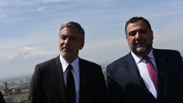 Джордж Клуни и Рубен Варданян на фоне горы Арарат в Ереване - Sputnik Армения
