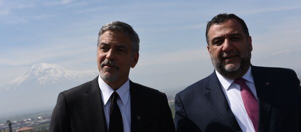 Джордж Клуни и Рубен Варданян на фоне горы Арарат в Ереване Джордж Клуни и Рубен Варданян на фоне горы Арарат в Ереване - Sputnik Армения