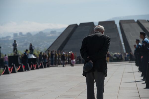 Пожилой армянин пришел почтить память жертв первого геноцида в ХХ веке. - Sputnik Армения