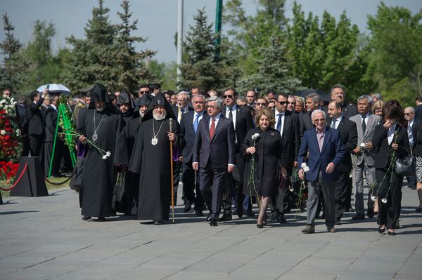 Верховный Патриарх и Католикос всех армян Гарегин II, президент Армении Серж Саргсян с супругой Ритой Саргсян и известный шансонье Шарль Азнавур. - Sputnik Армения